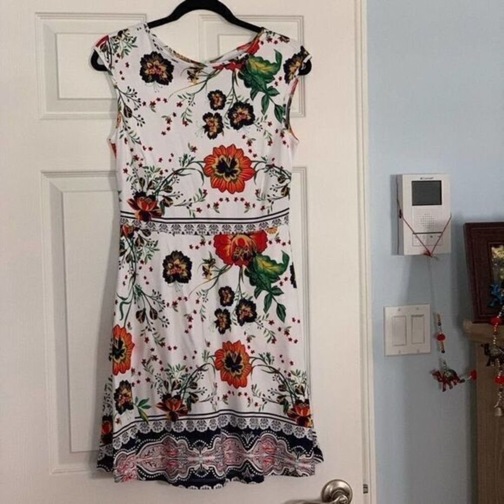 Floralย Midi DressโSizeโSmall